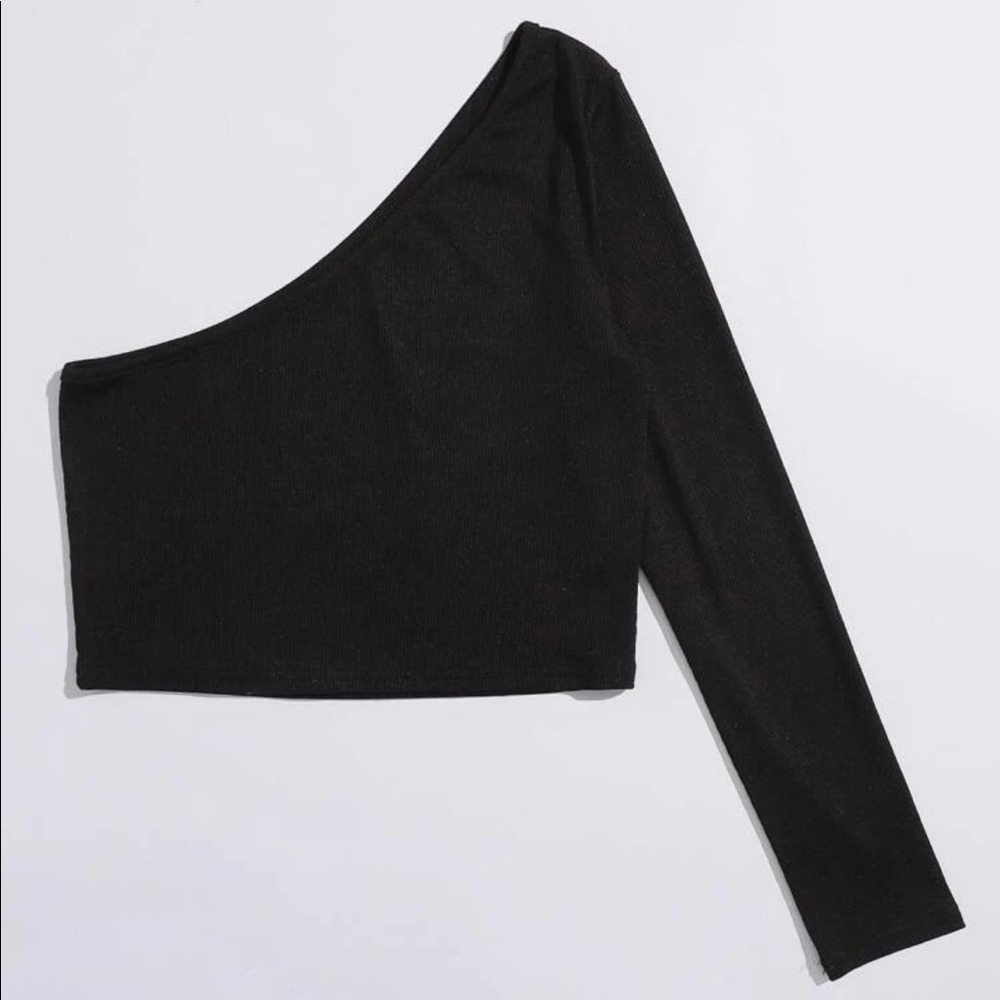 One shoulder long sleeve crop top.